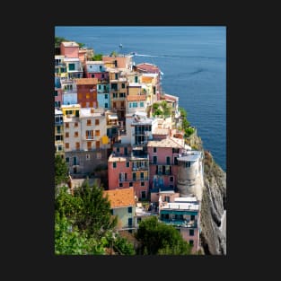 View on the cliff town of Manarola, one of the colorful Cinque Terre on the Italian west coast T-Shirt