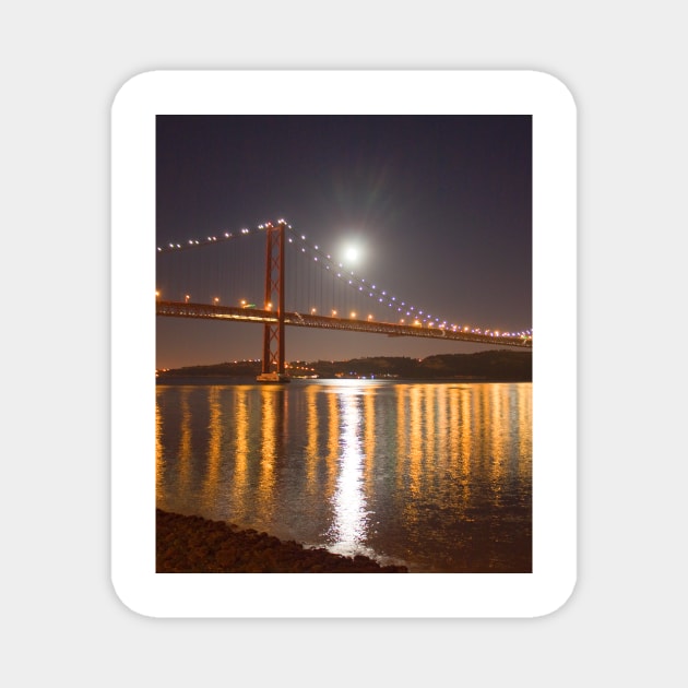 Lua cheia. Lisbon. Full moon. Magnet by terezadelpilar