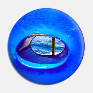 Bull´s eye in a blue iron wall from a ship. 3b Pin