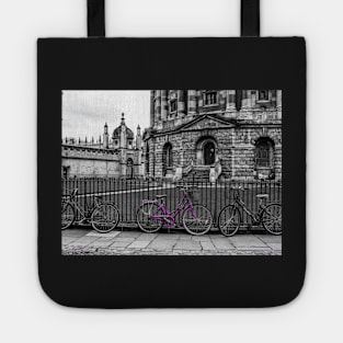 Purple Bicycle at Radcliffe Camera is a building of Oxford University, England, Oxford, UK Tote