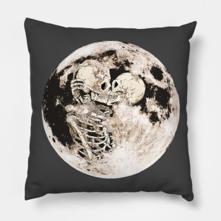 kiss to the moon and back Pillow