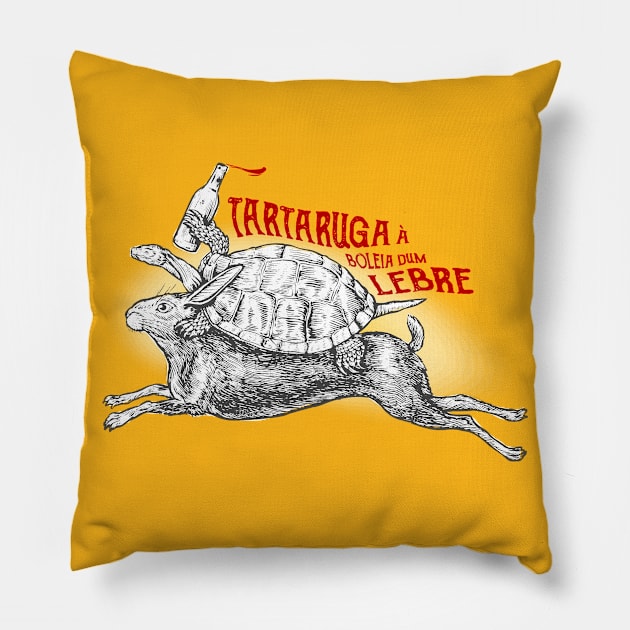 TARTARUGA A BOLEIA DUM LEBRE Pillow by Valera Kibiks