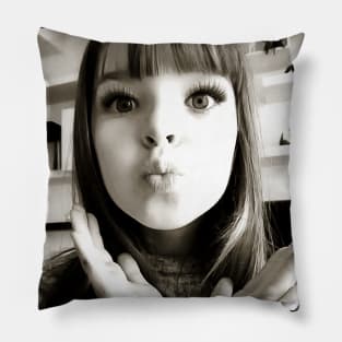 Girl with the big eyes Pillow