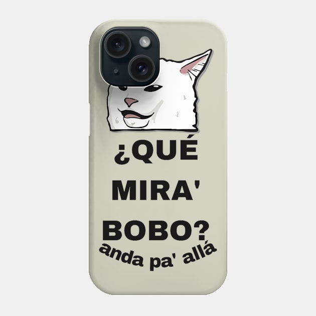 CAT SAYS QUE MIRA BOBO Phone Case by stark.shop