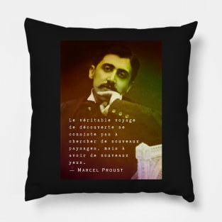 Marcel Proust portrait and quote: Le véritable voyage de découverte ne consiste pas à chercher de nouveaux paysages... Pillow