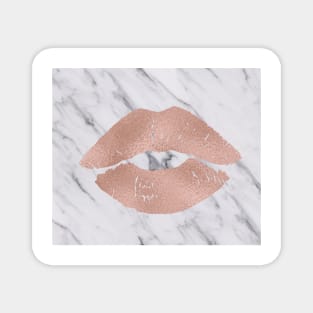 Kissing lips on marble Magnet