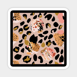 Modern abstract rose and leopard texture beige Magnet