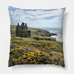 The ruins of Dunskey Castle near Portpatrick, Scotland Pillow