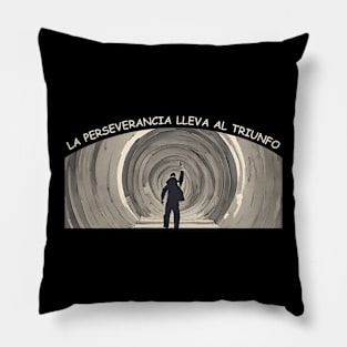 La Perseverancia Lleva al Triunfo Pillow