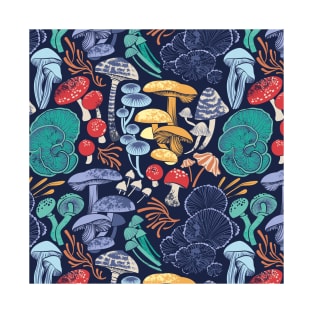 Mystical fungi // pattern // midnight blue background multicoloured wild mushrooms T-Shirt