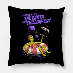 chilling out alien Pillow