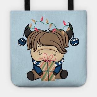 Happy Highland Cow Holding A Christmas Gift Box Tote