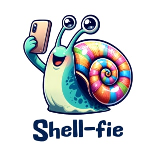 Cute happy snail taking a smartphone Shell-fie pun design T-Shirt