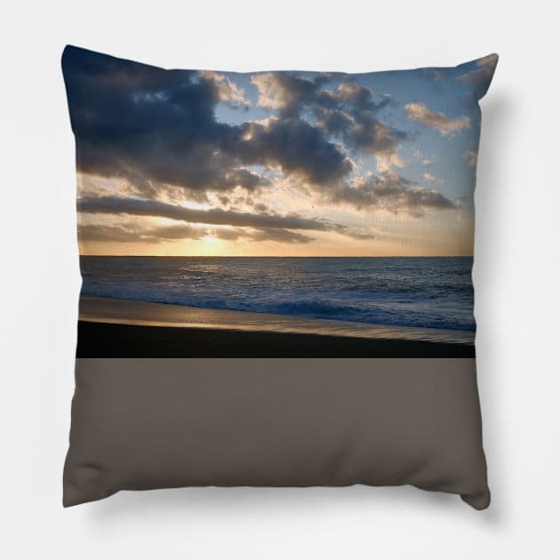 Il sole sorge ad est, 2019 Pillow by robertoferrero