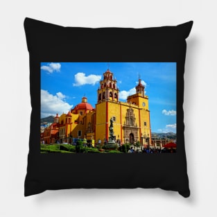 Basilique de Guanajuato Pillow