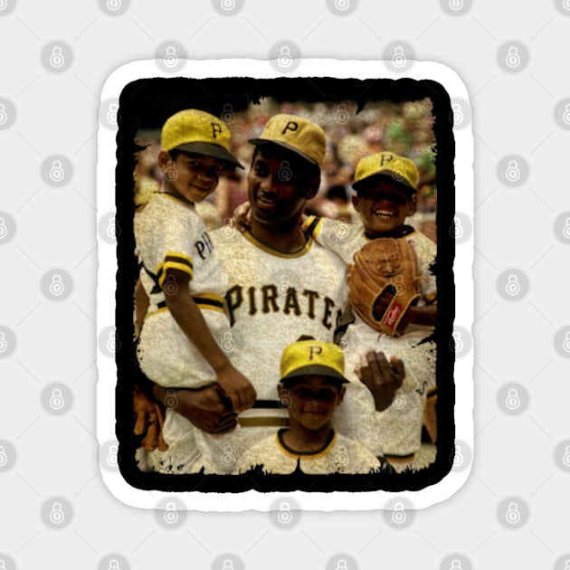 Great Photo of Roberto Clemente With His Children!