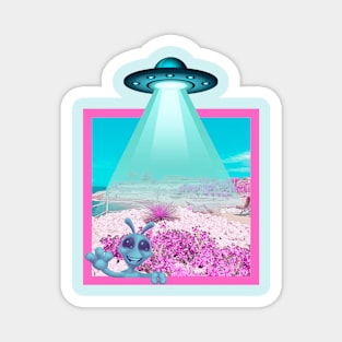 Smiling alien with ufo Magnet