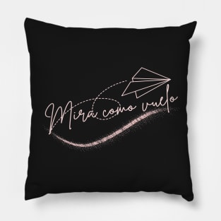 Motivational phrase in Spanish: Look how I fly, with a white paper plane. Pillow