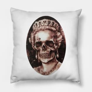 Legendary Queen 1926-2022 Pillow