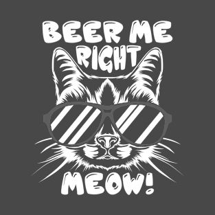 Beer me right meow fun design gift idea T-Shirt