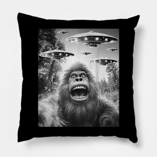 Funny Graphic Bigfoot Selfie With Alien UFO Vintage Bigfoot Pillow