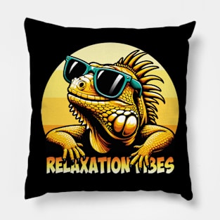 Relaxation Vibes: Iguana T-Shirt for Sun Seekers Pillow