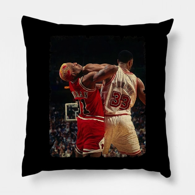 Dennis Rodman vs Alonzo Mourning, 1998 Pillow by Wendyshopart