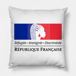 Réfugiée, Immigrée, Discriminée Pillow