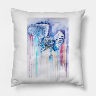 Snowy owl flying Pillow