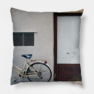 Bicicletta nel cortile, 2020 Pillow