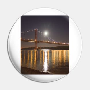 Lua cheia. Lisbon. Full moon. Pin