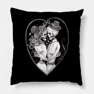 Skeleton lovers in love vintage heart art. Pillow