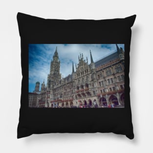 Rathaus-Glockenspiel of München Pillow