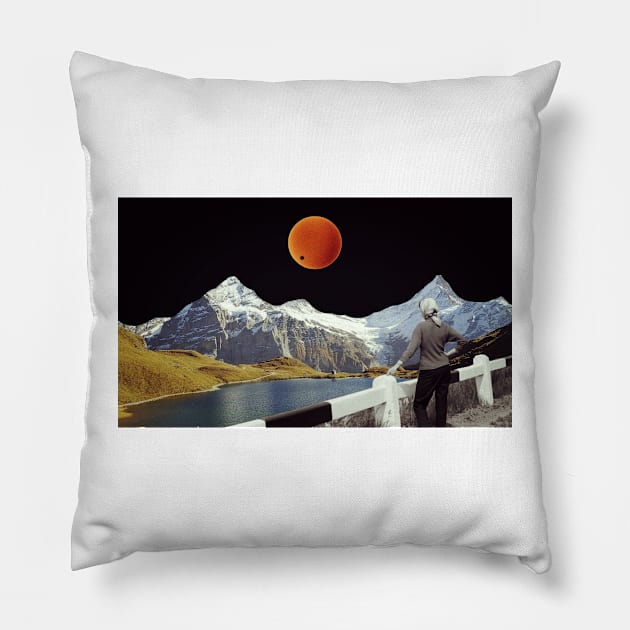 Mercury´s passing in front of the Sun... Pillow by montagealabira