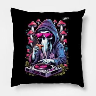 Techno T-Shirt - Psychedelic Ghost - Catsondrugs.com - Techno, rave, edm, festival, techno, trippy, music, 90s rave, psychedelic, party, trance, rave music, rave krispies, rave flyer T-Shirt Pillow