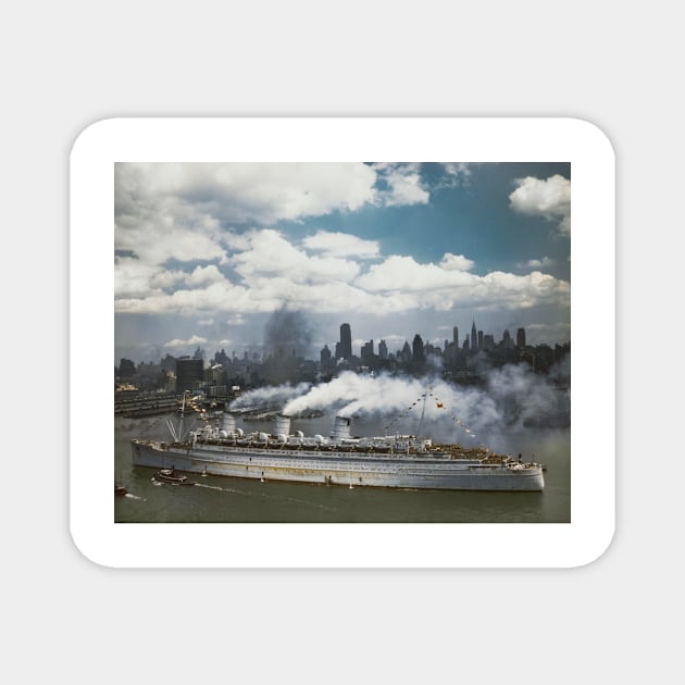 US troops arriving in New York on the Queen Mary, June 1945 (C048/1632) Magnet by SciencePhoto