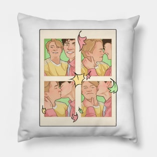 Nick and Charlie - heartstopper photo booth scene Pillow