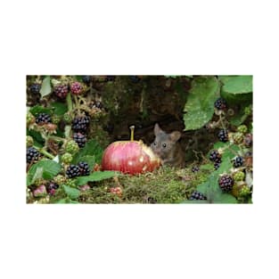 Mouse by the brambles with apple T-Shirt