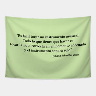 Bach quote | Black | Es fácil tocar un instrumento musical Tapestry