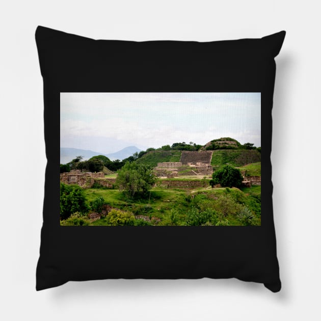 Site archéologique de Monte Alban, Oaxaca Mexique Pillow by franck380