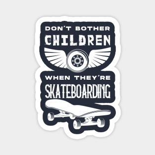 SKATEBOARDING LOVE : don't bother children when they're skateboarding Magnet