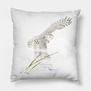 The snowy owl in flight Pillow