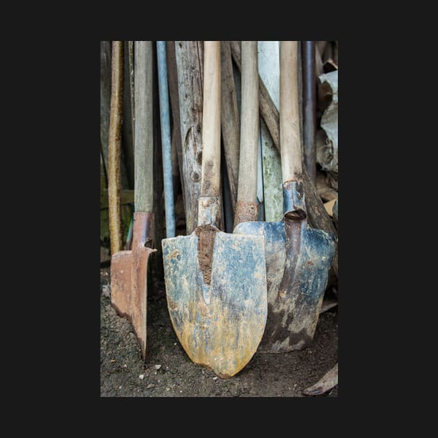 Rusty gardening tools by naturalis