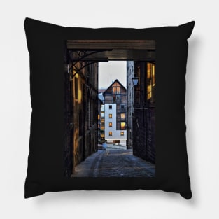 Old Fishmarket Close Edinburgh - Scottland Pillow