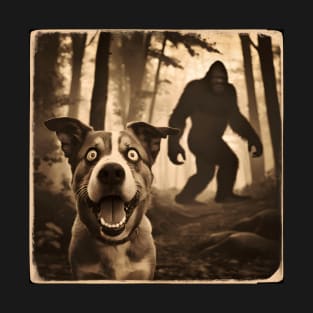 Funny Surprised Scared Dog With Sasquatsch Bigfoot T-Shirt