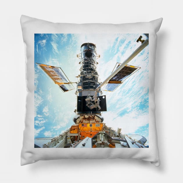 Hubble servicing (R205/0109) Pillow by SciencePhoto