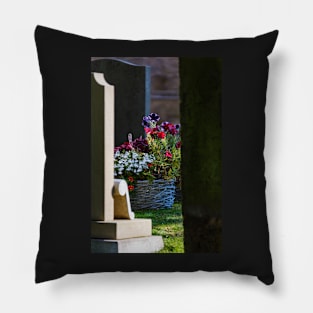 Tomb&flowers Pillow