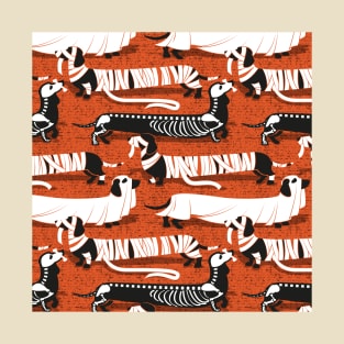 Spooktacular long dachshunds // pattern // orange background mummy ghost and skeleton dogs T-Shirt