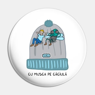 Cu musca pe caciula Pin