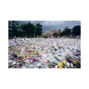 Flowers outside Kensington Palace (M245/0885) T-Shirt